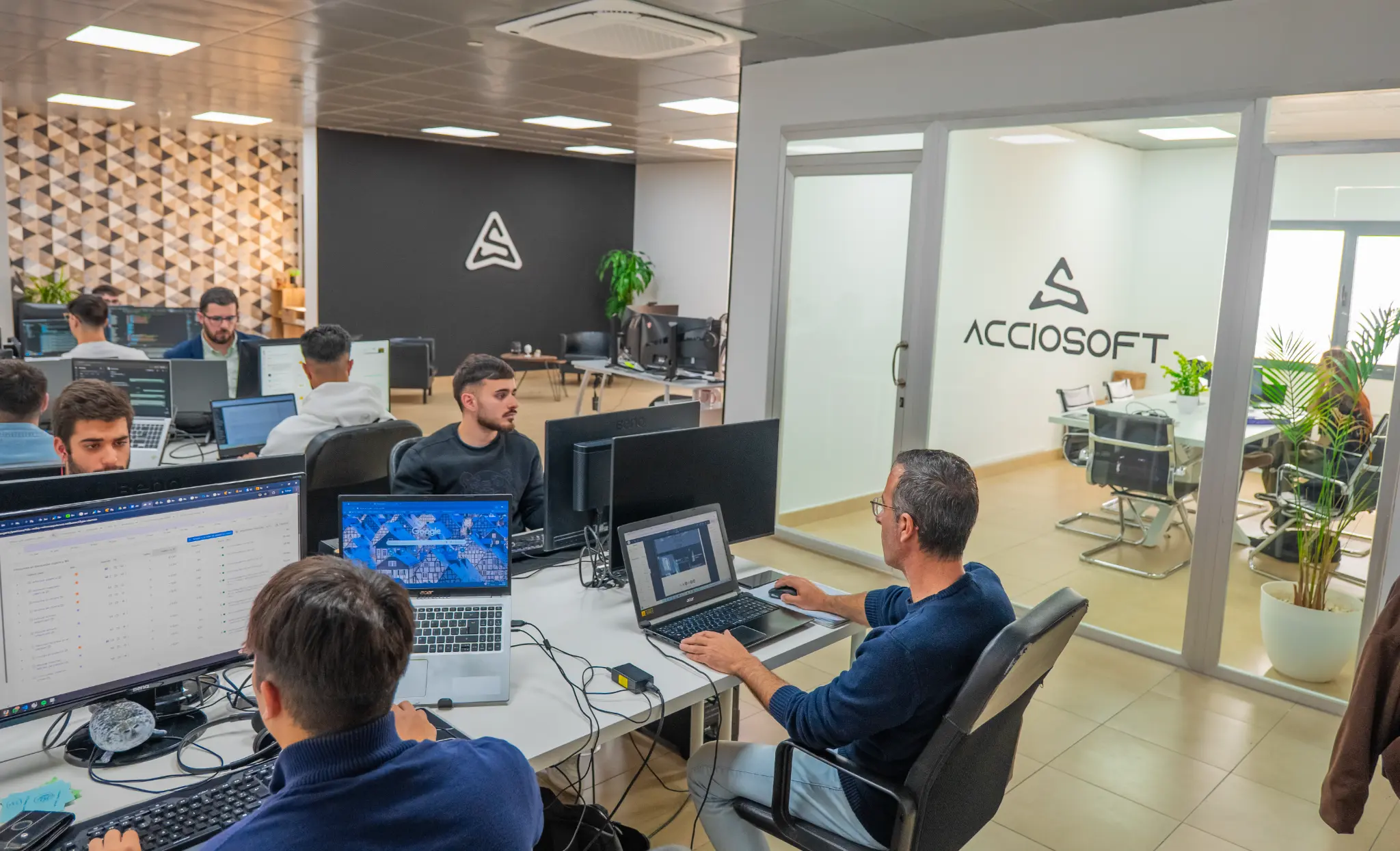 Equipo de AccioSoft en su oficina de El Ejido